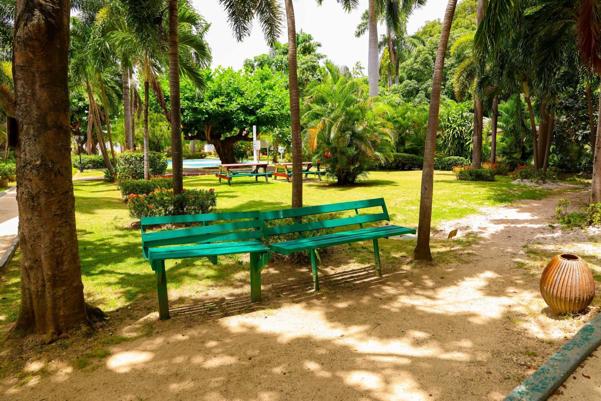Grand Decameron Montego Beach, A Trademark All-Inclusive Resort Teluk Montego Bagian luar foto