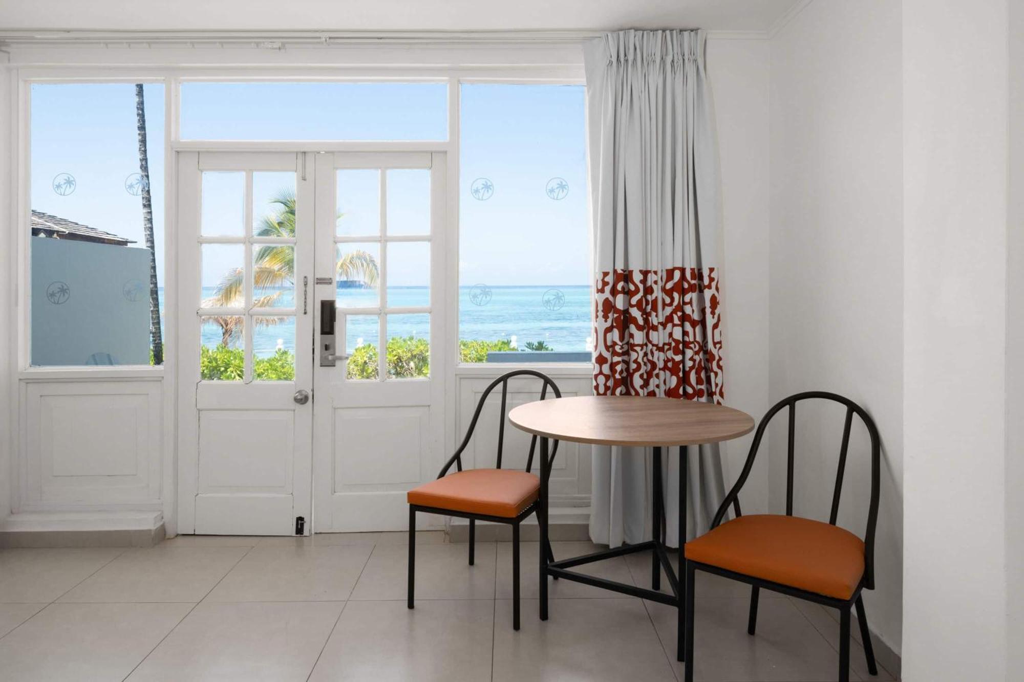 Grand Decameron Montego Beach, A Trademark All-Inclusive Resort Teluk Montego Bagian luar foto