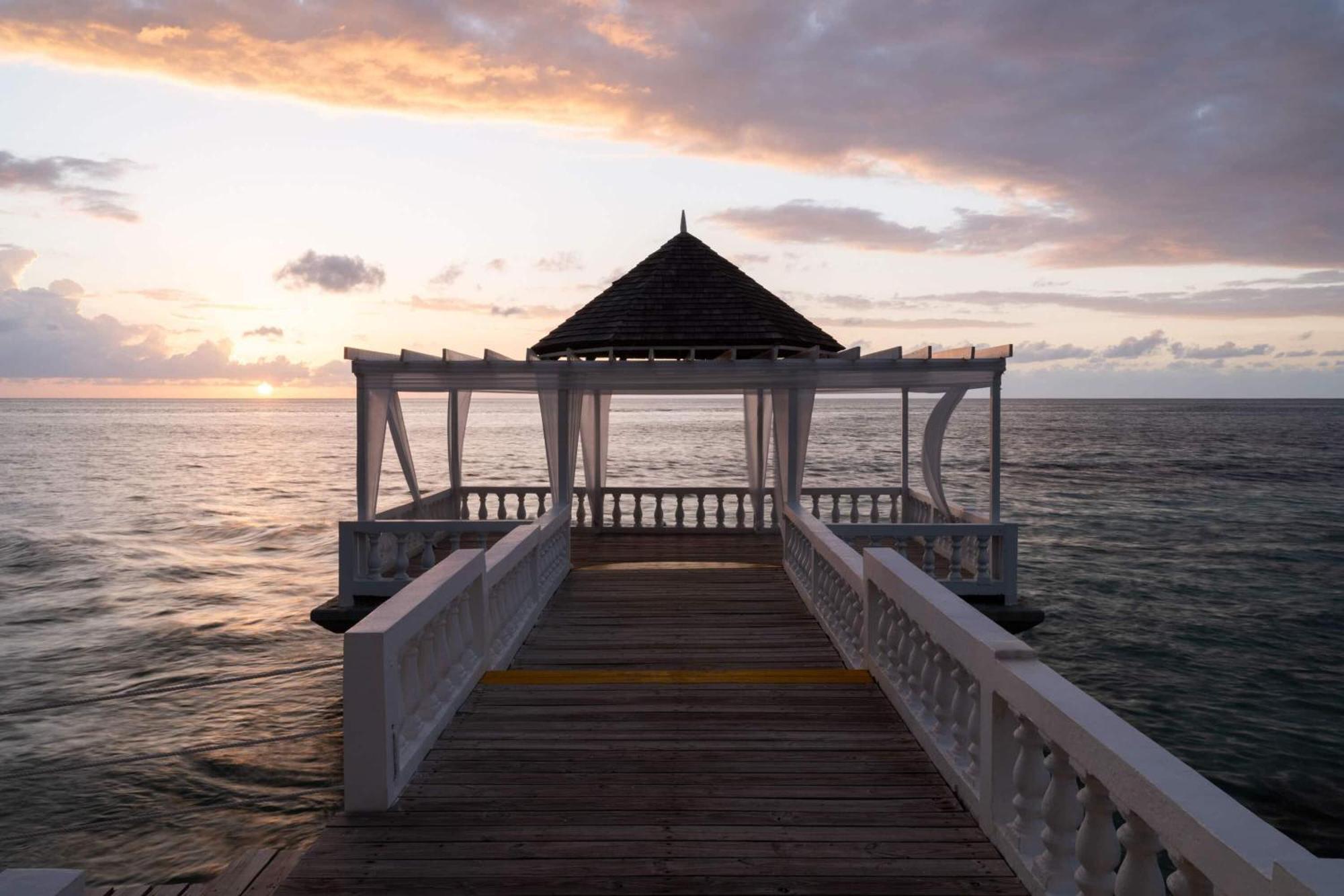 Grand Decameron Montego Beach, A Trademark All-Inclusive Resort Teluk Montego Bagian luar foto