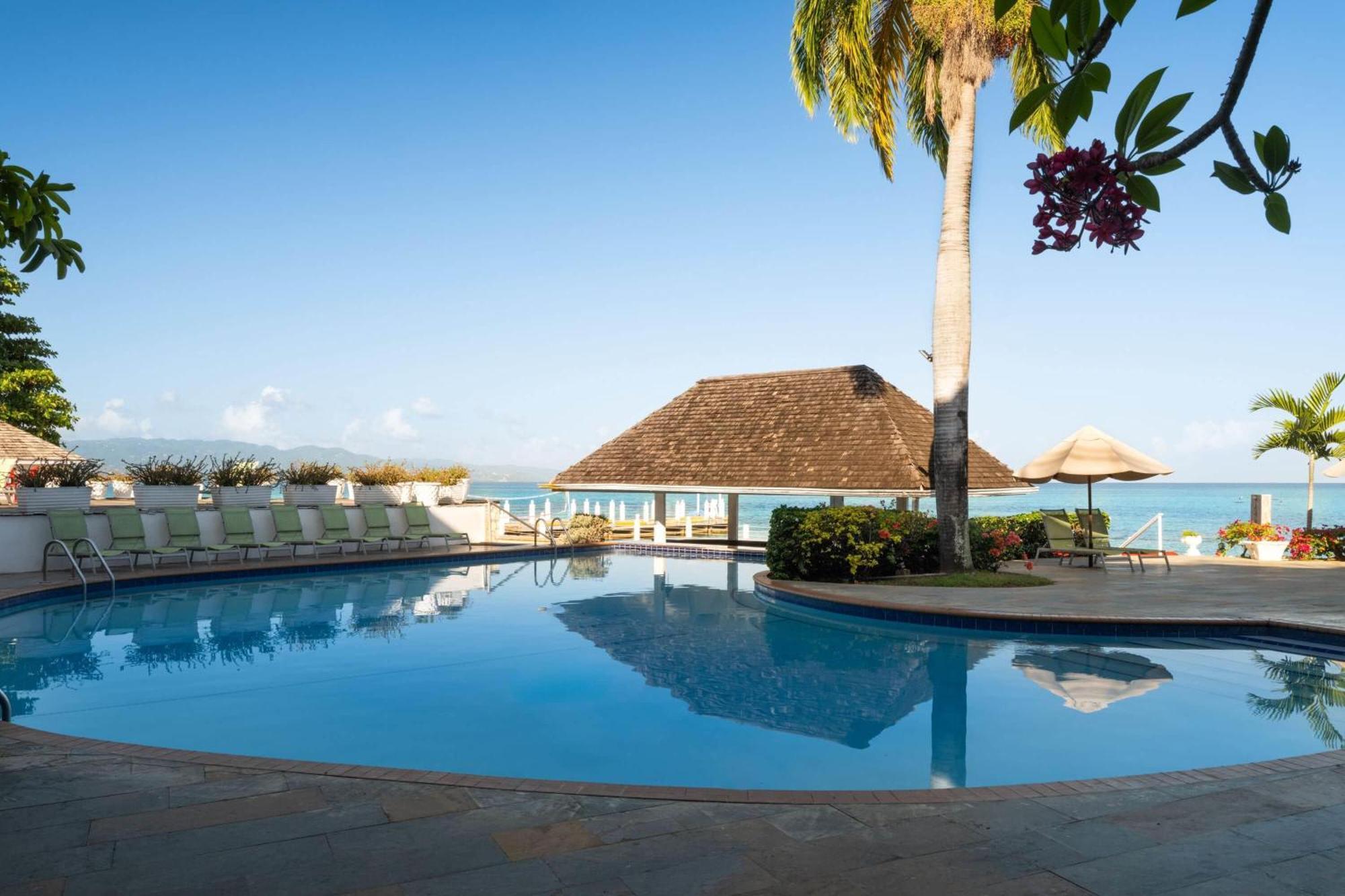Grand Decameron Montego Beach, A Trademark All-Inclusive Resort Teluk Montego Bagian luar foto